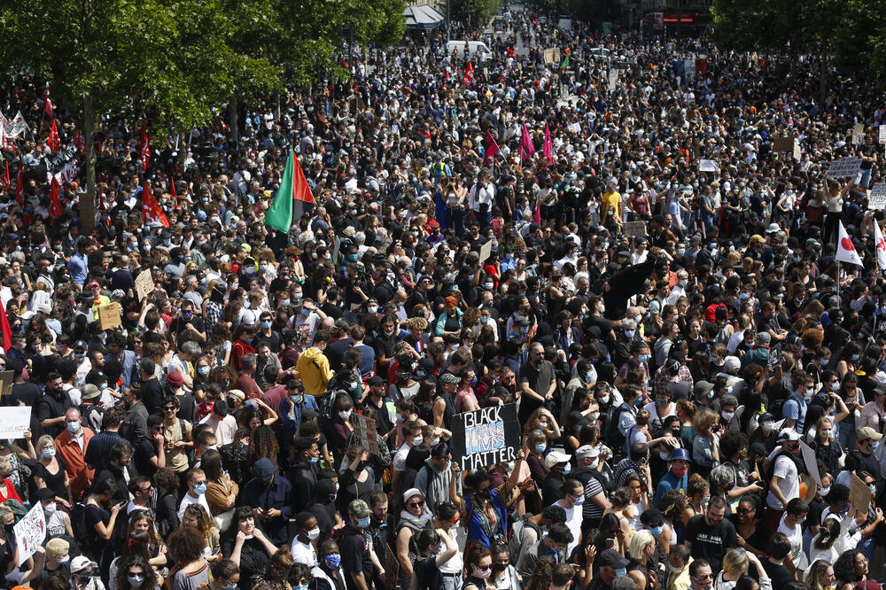 Sa današnjih protesta u Prizu, Foto: AP