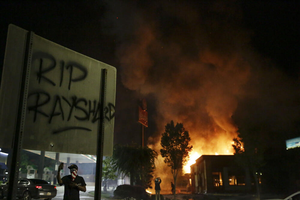 Zapaljen restoran Wendy's, Foto: AP Photo