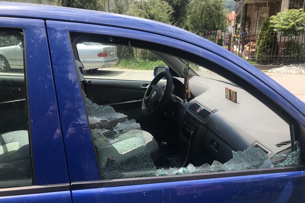 Polomljena stakla na vozilu sveštenika Jovanovića, Foto: Facebook