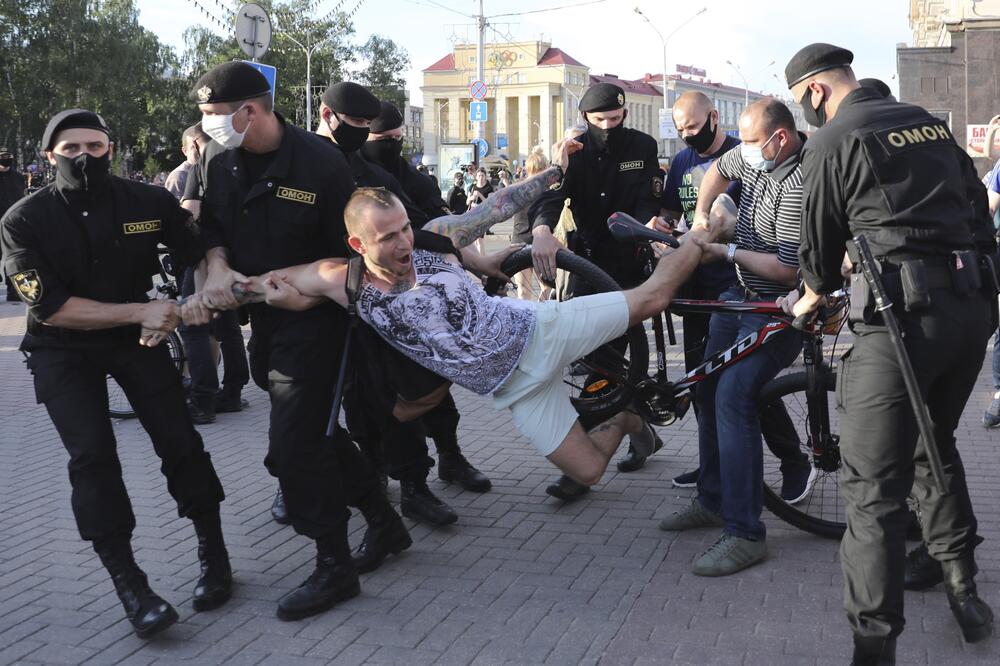 Jedan od uhapšenih protestanata, Foto: STR/AP