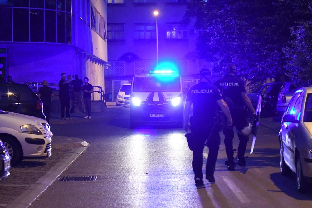 Policija ispred CB Podgorica, Foto: Savo Prelević