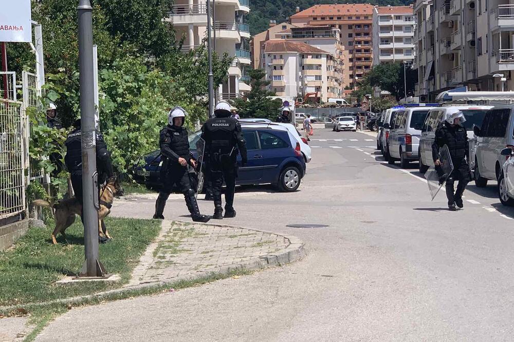 Policija ispred vatrogasce stanice tokom privođenja u Budvi, Foto: Vuk Lajović