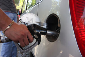 Vlada vaga hoće li smanjiti akcize na gorivo