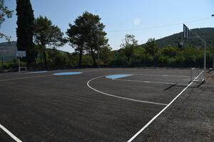 Janović i Vuković obišli rekonstruisani košarkaški teren u Barutani
