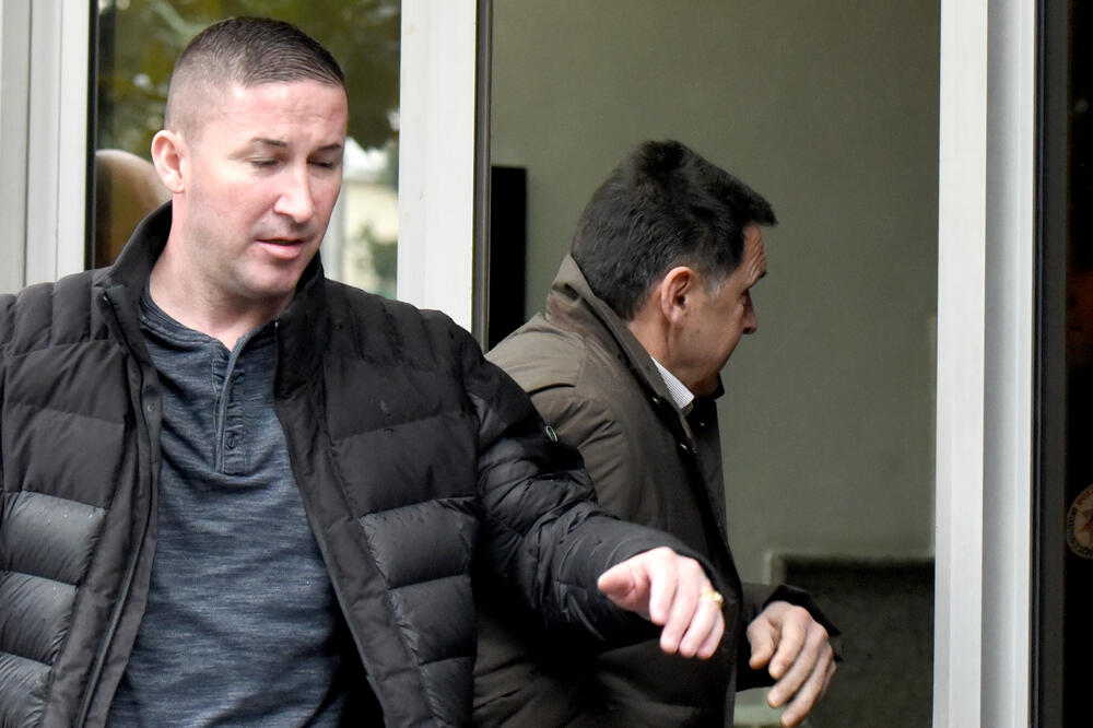 Kašćelan ulazi u Viši sud dok ga čuva obezbjeđenje, Foto: Savo Prelević