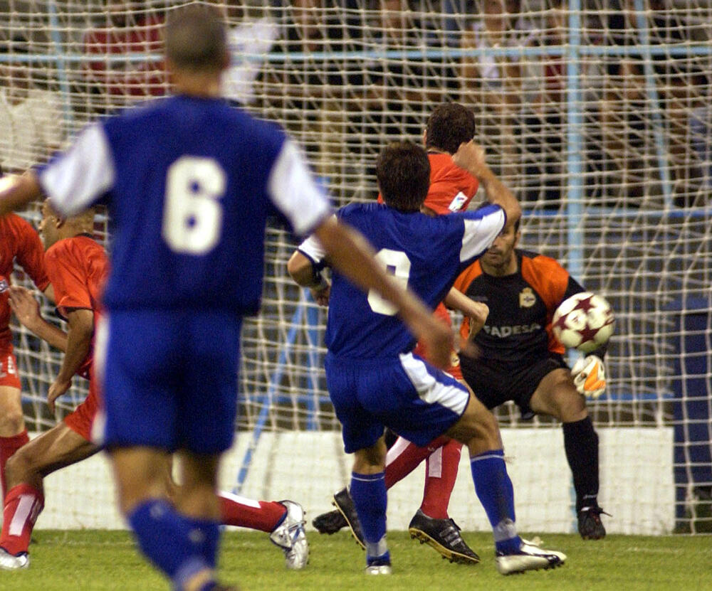 Radislav Sekulić daje gol Deportivu pod Goricom jula 2005.
