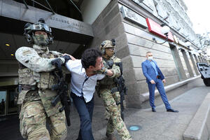 U Kijevu priveden muškarac: Prijetio bombom u banci