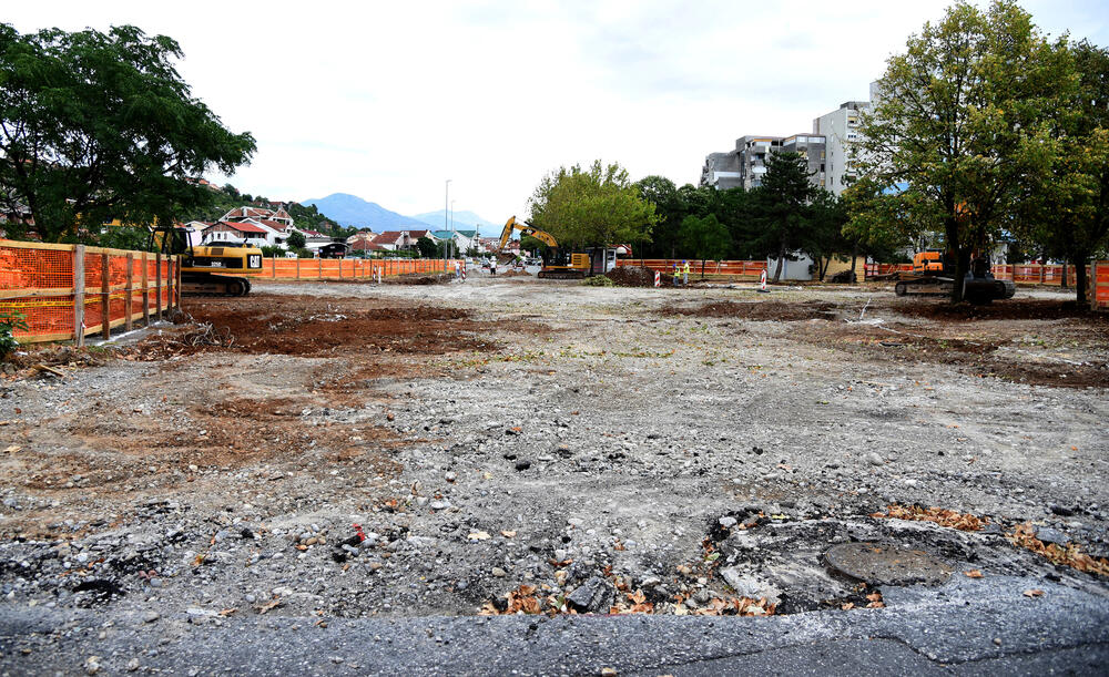 <p>Izgradnja kružnog toka između Bloka pet i šest počela je prije nekoliko dana, a predviđeno je da bude završen u novembru</p>