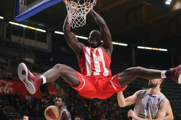 Michael Ojo: Jogador de basquete que morreu de ataque cardíaco teve  covid-19 antes, diz dirigente