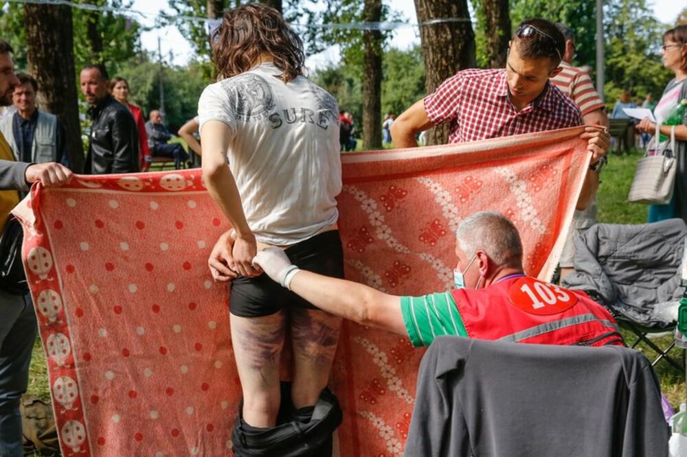 Oni koji su pušteni iz pritvora u petak dobili su medicinsku pomoć izvan kaznenog centra u Minsku, Foto: EPA