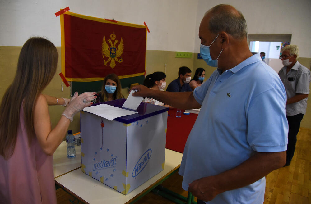 <p>U Crnoj Gori danas se održavaju parlamentarni izbori i lokalni izbori u pet opština. Pogledajte šta su zabilježili fotoreporteri "Vijesti"</p>