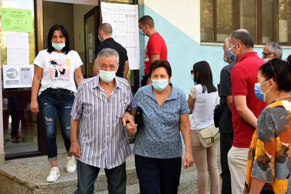 <p>U Crnoj Gori danas se održavaju parlamentarni izbori i lokalni izbori u pet opština. Pogledajte šta su zabilježili fotoreporteri "Vijesti"</p>