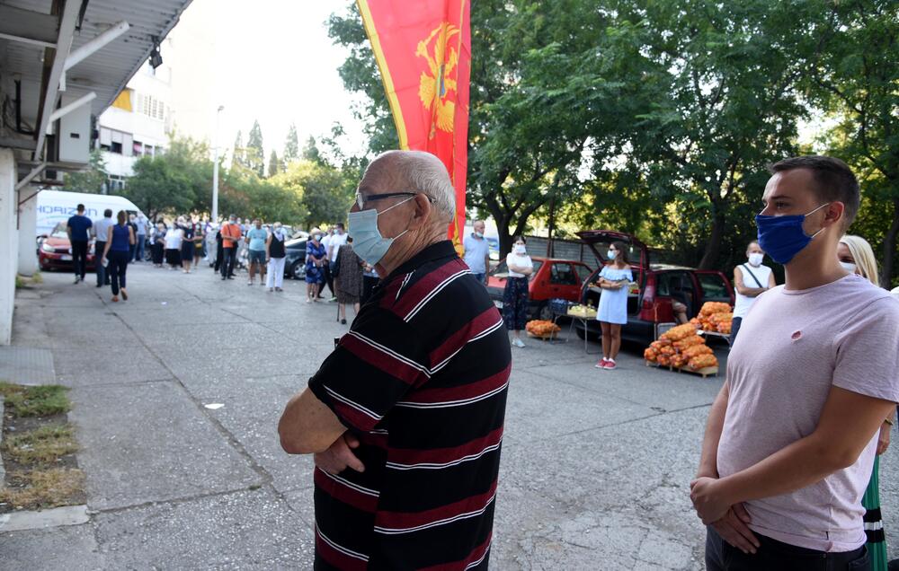 <p>U Crnoj Gori danas se održavaju parlamentarni izbori i lokalni izbori u pet opština. Pogledajte šta su zabilježili fotoreporteri "Vijesti"</p>