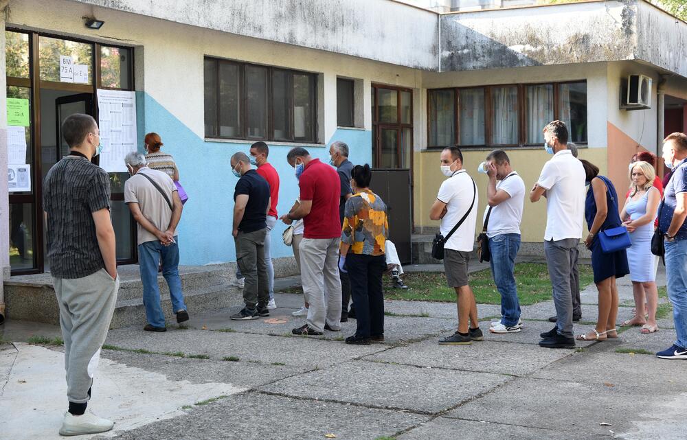 <p>U Crnoj Gori danas se održavaju parlamentarni izbori i lokalni izbori u pet opština. Pogledajte šta su zabilježili fotoreporteri "Vijesti"</p>