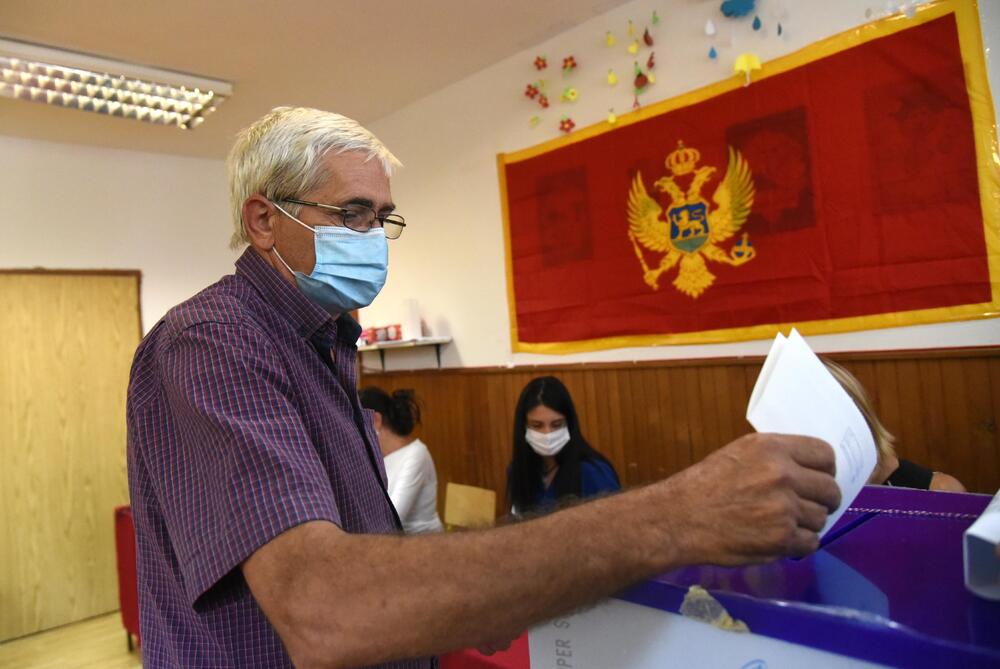 <p>U Crnoj Gori danas se održavaju parlamentarni izbori i lokalni izbori u pet opština. Pogledajte šta su zabilježili fotoreporteri "Vijesti"</p>