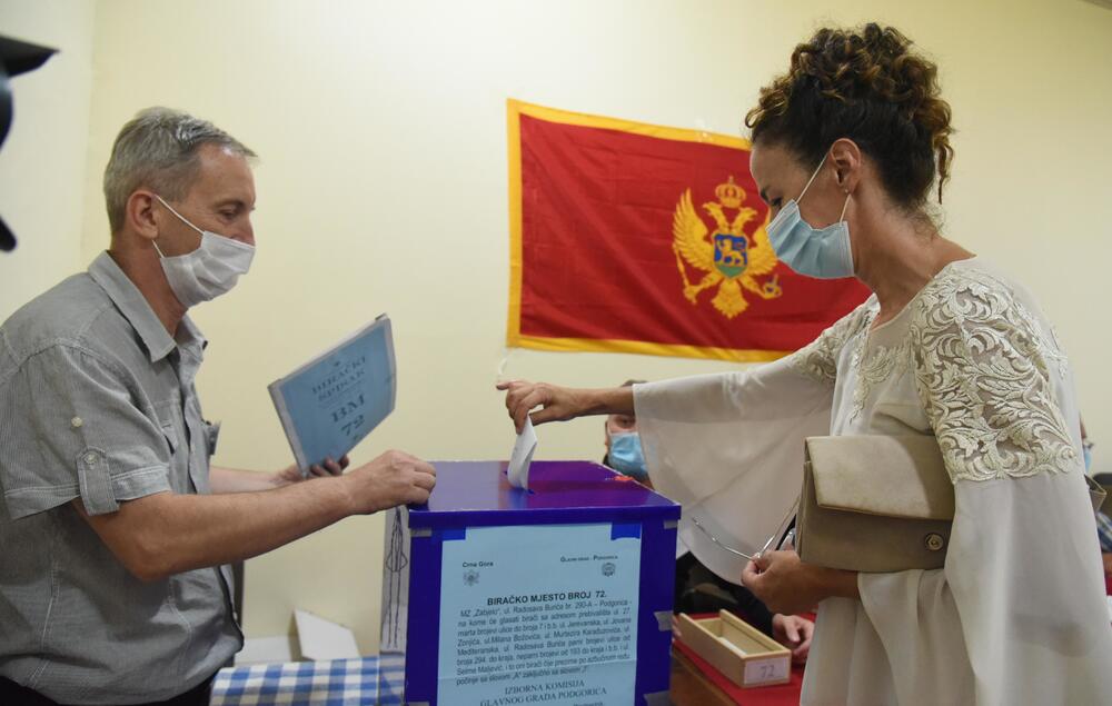 <p>U Crnoj Gori danas se održavaju parlamentarni izbori i lokalni izbori u pet opština. Pogledajte šta su zabilježili fotoreporteri "Vijesti"</p>