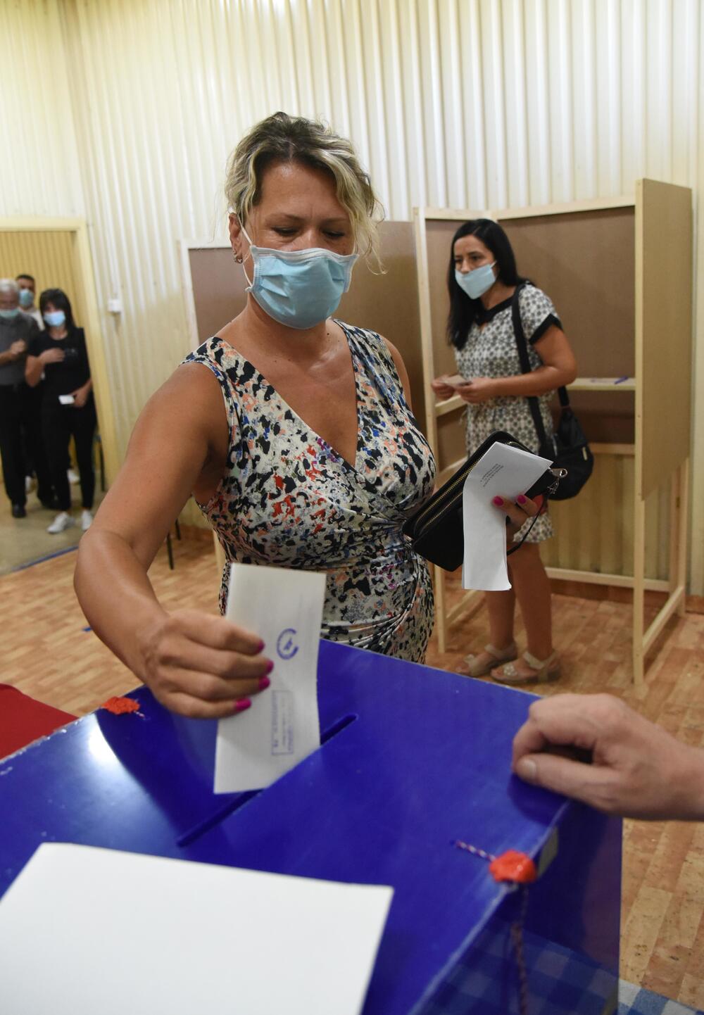 <p>U Crnoj Gori danas se održavaju parlamentarni izbori i lokalni izbori u pet opština. Pogledajte šta su zabilježili fotoreporteri "Vijesti"</p>