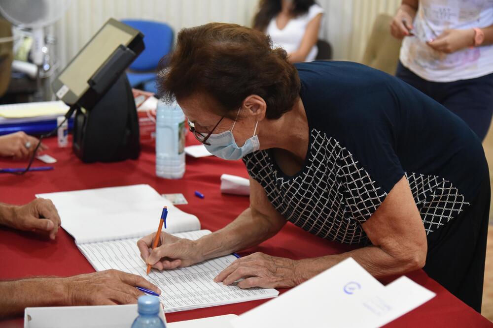 <p>U Crnoj Gori danas se održavaju parlamentarni izbori i lokalni izbori u pet opština. Pogledajte šta su zabilježili fotoreporteri "Vijesti"</p>