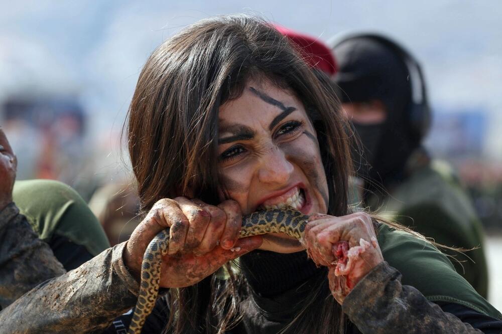 Pripadnici kurdskih Pešmergi demonstriraju vještine na ceremoniji u vojnom kampu u Erbilu u Iraku, Foto: Reuters