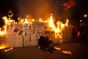 Hiljade Katalonaca protestovalo za nezavisnost, zapalili lutku sa...