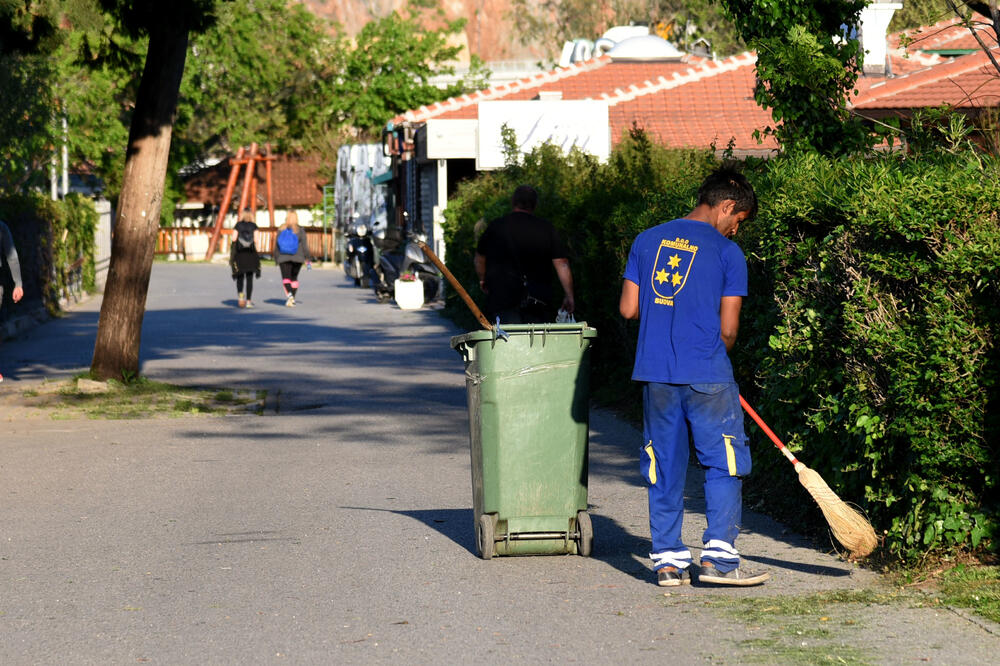 Radnici Komunalnog na djelu, Foto: Boris Pejović