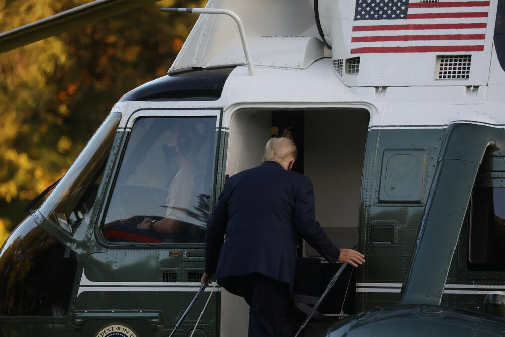 Tramp ulazi u helikopter