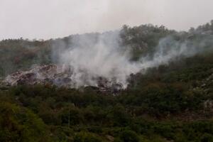 Vatru na divljoj deponiji u Nikšiću ne gasi ni oluja