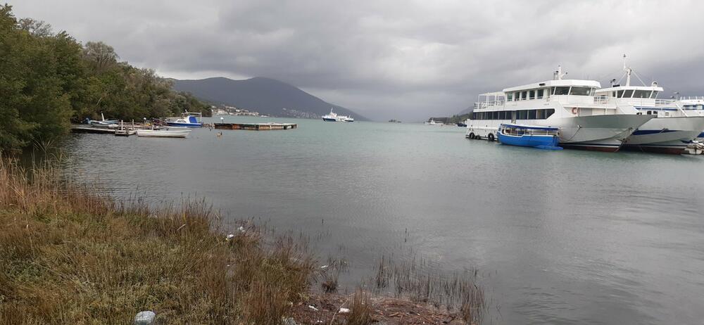 <p>Nošeni valovima i vjetrom, pontoni su se nekontorlisano kretali po južnom dijelu te uvale i zaprijetili tamo vezanim malim barkama mještana obližnjeg naselja Brda</p>