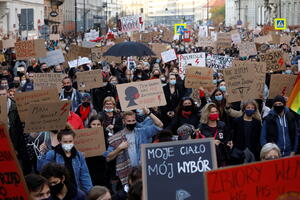 Građani širom Poljske štrajkovali protiv odluke o zabrani abortusa