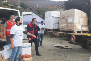 NVO Mladi Romi uručila 180 paketa pomoći za 70 romskih porodica u...