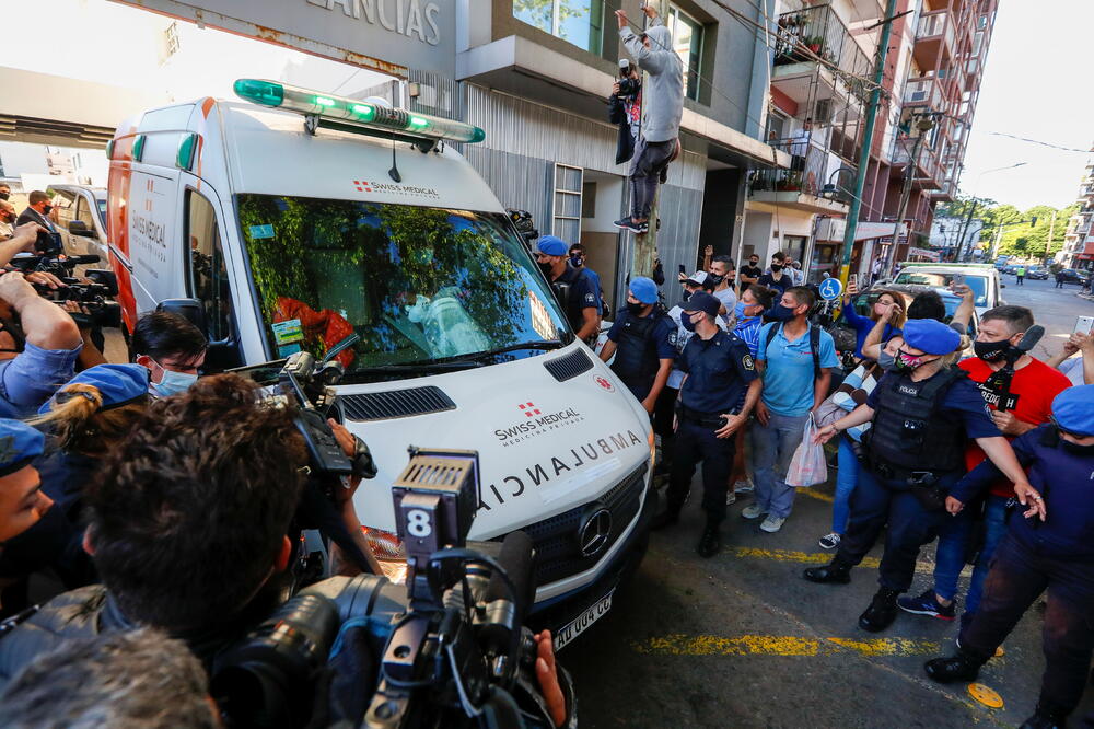 Maradona u bolničkim kolima napušta bolnicu, Foto: Reuters