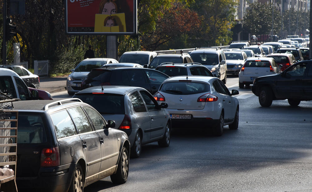 <p>Kolone automobila formiraju se ulicama bratstva i jedinstva, Oktobarske revolucije, Bulevarom Svetog Petra Cetinjskog.<br /> </p>