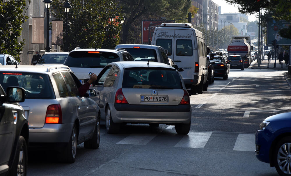 <p>Kolone automobila formiraju se ulicama bratstva i jedinstva, Oktobarske revolucije, Bulevarom Svetog Petra Cetinjskog.<br /> </p>