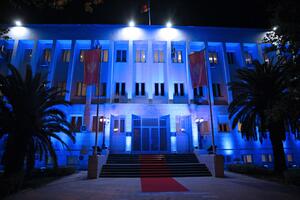 Zgrada Predsjednika osvijetljena plavom bojom: Odgovorimo...