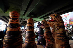 Tajland: Đaci u kostimima dinosaurusa protestovali protiv vlade