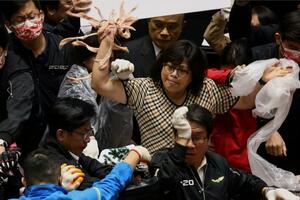 Tajvan: Opozicioni poslanici gađali premijera svinjskim crijevima...