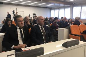 Bulatović traži 12 plata, Carević prijeti krivičnom prijavom