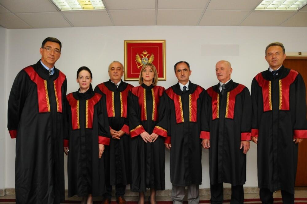 Sudije Ustavnog suda: Šarkinović drugi sdesna, Foto: Ustavnisud.me