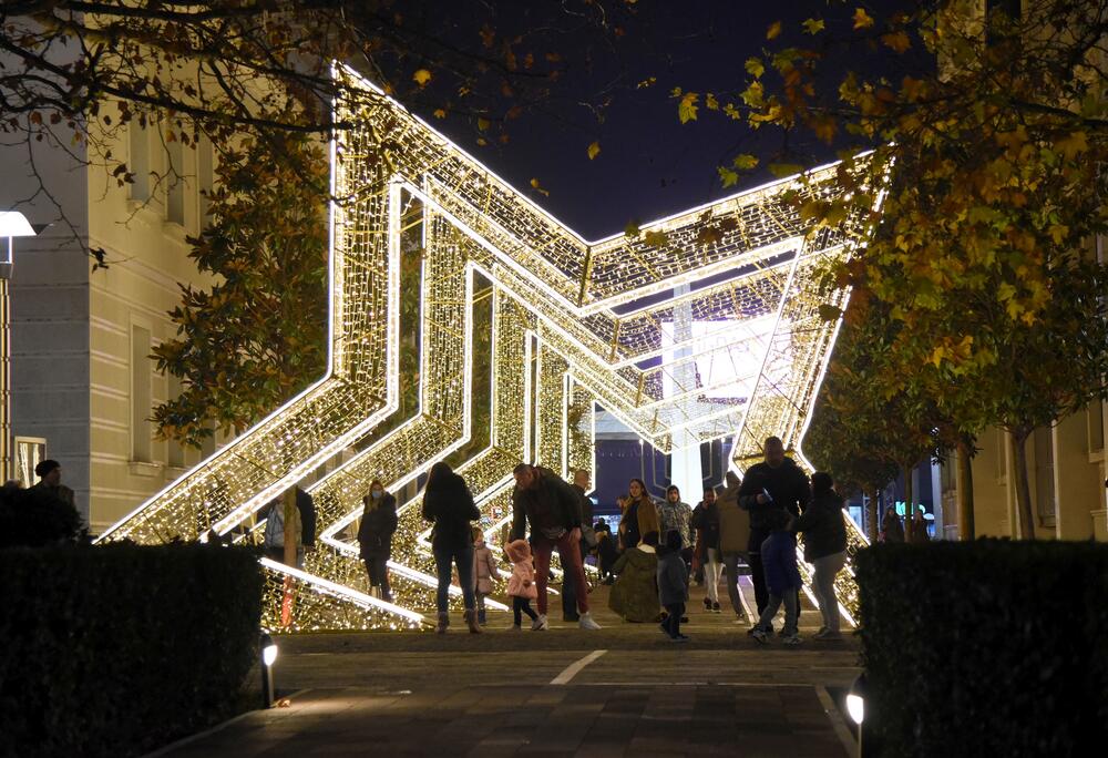 <p>U centru Podgorice postavljeni su novogodišnji ukrasi. U foto galeriji pogledajte šta je zabilježio foto reporter "Vijesti", Luka Zeković.</p>