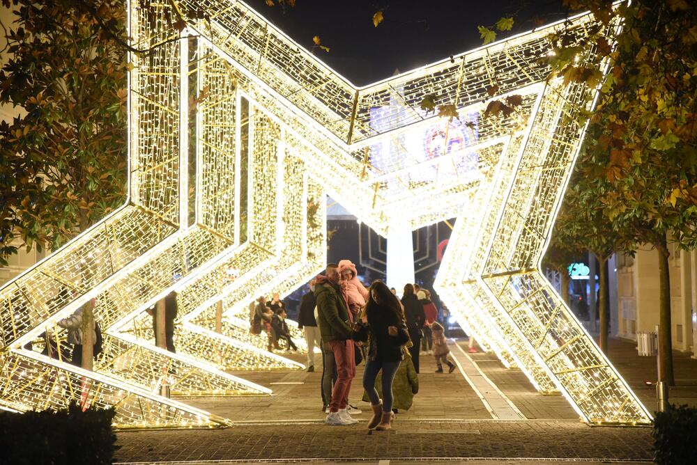 <p>U centru Podgorice postavljeni su novogodišnji ukrasi. U foto galeriji pogledajte šta je zabilježio foto reporter "Vijesti", Luka Zeković.</p>