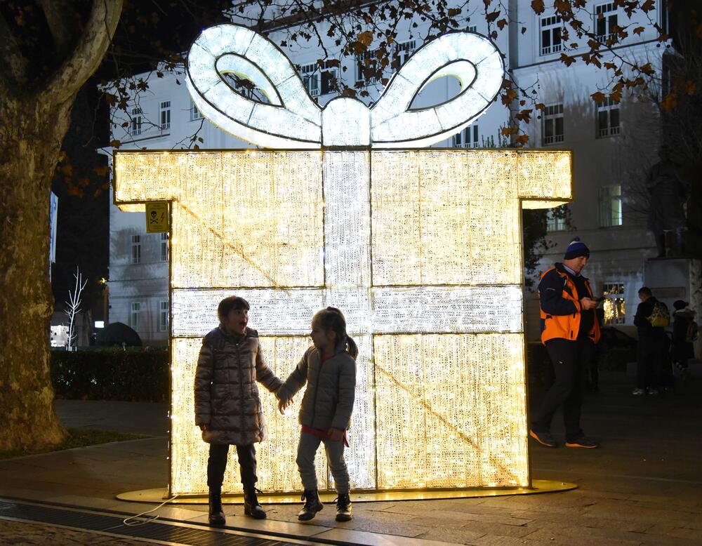 <p>U centru Podgorice postavljeni su novogodišnji ukrasi. U foto galeriji pogledajte šta je zabilježio foto reporter "Vijesti", Luka Zeković.</p>