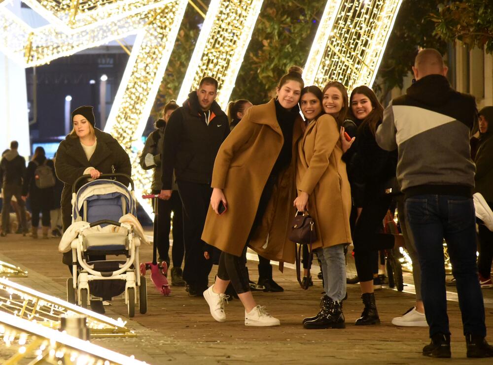 <p>U centru Podgorice postavljeni su novogodišnji ukrasi. U foto galeriji pogledajte šta je zabilježio foto reporter "Vijesti", Luka Zeković.</p>