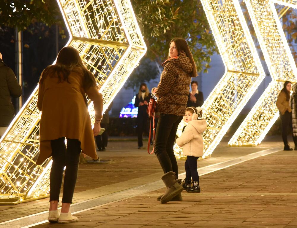 <p>U centru Podgorice postavljeni su novogodišnji ukrasi. U foto galeriji pogledajte šta je zabilježio foto reporter "Vijesti", Luka Zeković.</p>