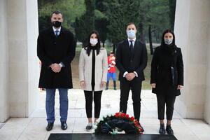 Demokrate položile vijenac na spomenik Partizanu borcu: Obnova...