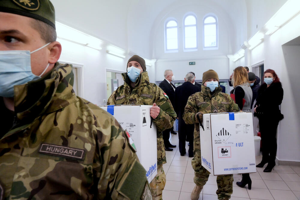 Prva pošiljka vakcina stigla u bolnicu u Budimpešti, Foto: REUTERS