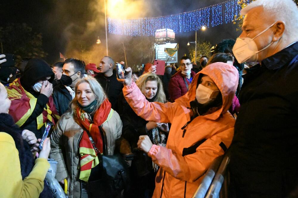 Marković sa okupljenima ispred parlamenta, Foto: Savo Prelević