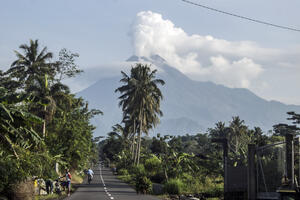 Stotine stanovnika evakuisano zbog erupcije vulkana Merapi u...