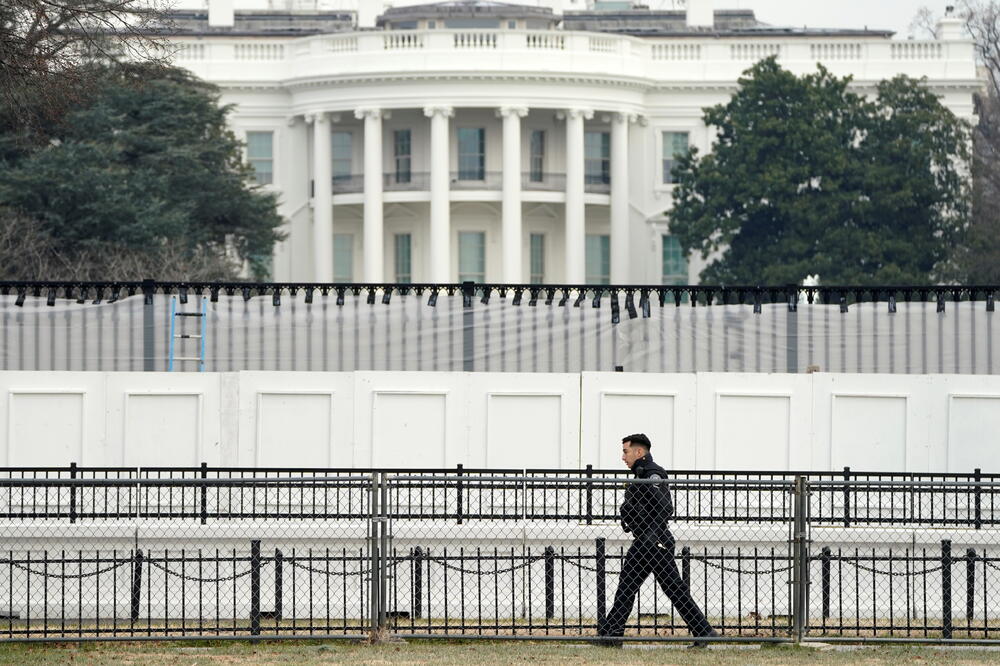 Pripadnik tajne službe ispred Bijele kuće, Foto: Reuters