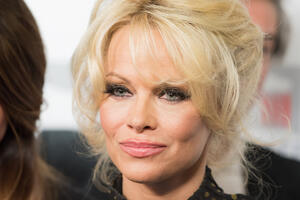 Pamela Anderson će igrati u rimejku komedije "Goli pištolj"
