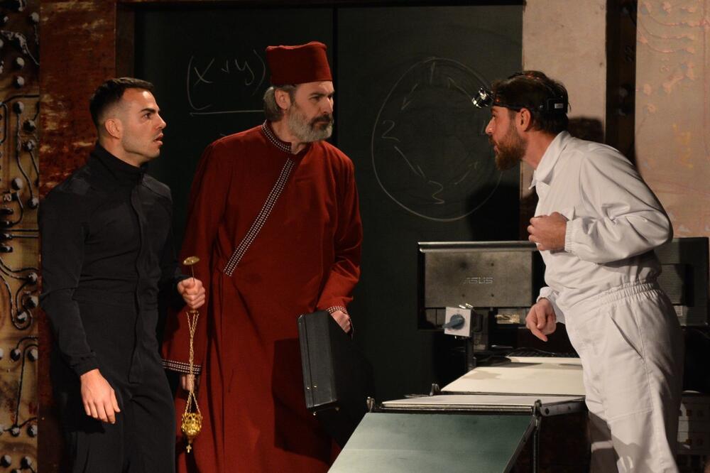 Scena iz predstave: Dabović kao Bjelanski (desno), Foto: Svetlana Mandić
